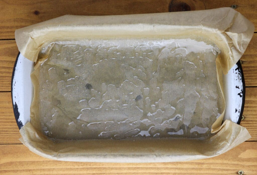 how to grease the baking pan with oil